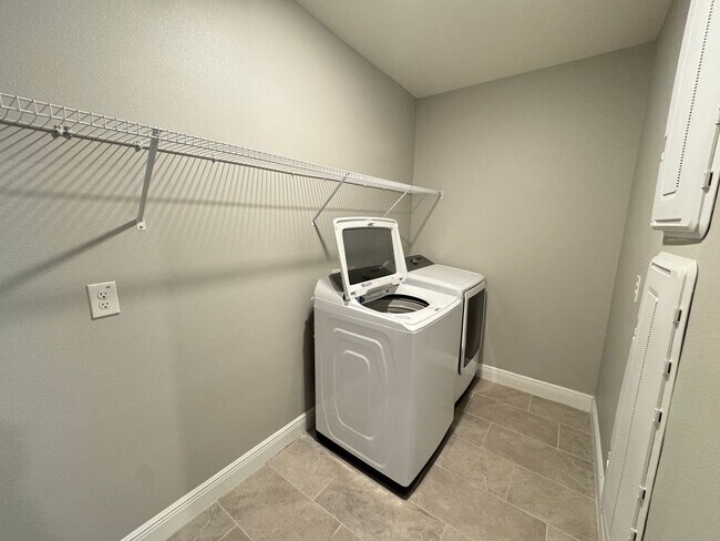 Building Photo - Available NOW!  Incredible, SPACIOUS 5 Bed...