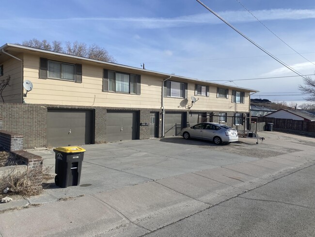 Building Photo - 917 Alder St