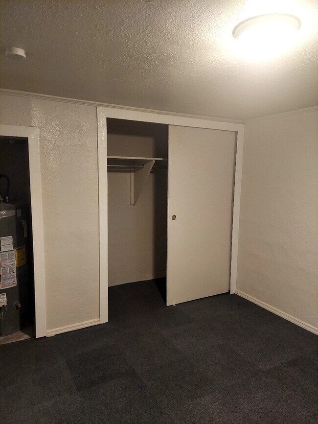 Building Photo - 2 Bedroom 1 Bathroom