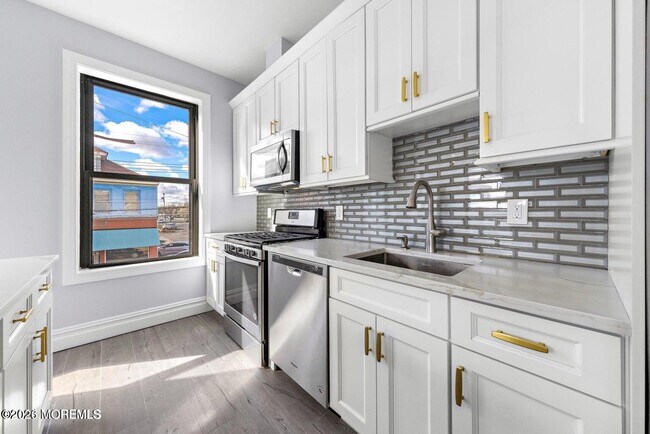 Building Photo - 160 Monmouth St