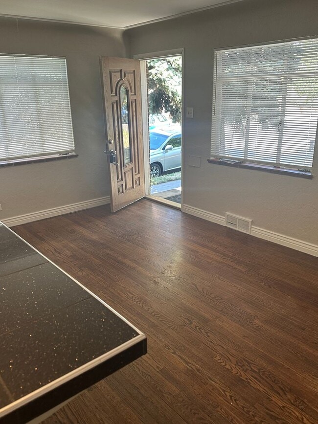 Building Photo - Fantastic 4 Bed 2 Bath 2 living rooms - Available NOW!
