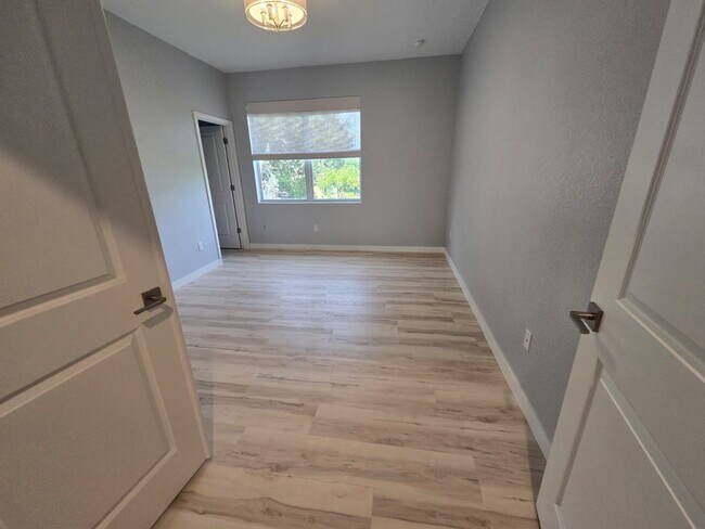 Building Photo - Bright and Easy-Living Home in Riviera Beach