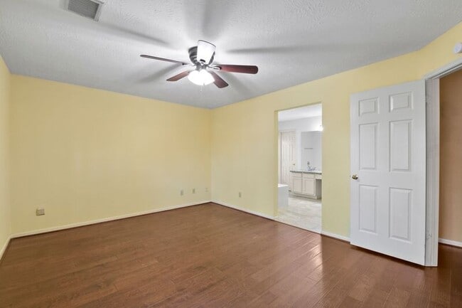 Building Photo - 9811 Arrowgrass Dr