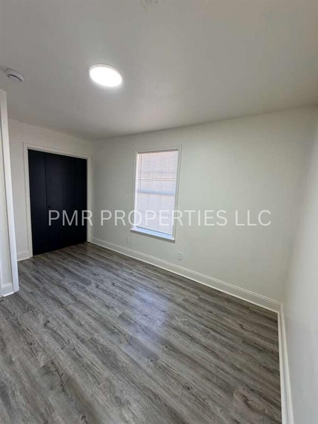 Building Photo - 2Bedroom/1Bathroom-House