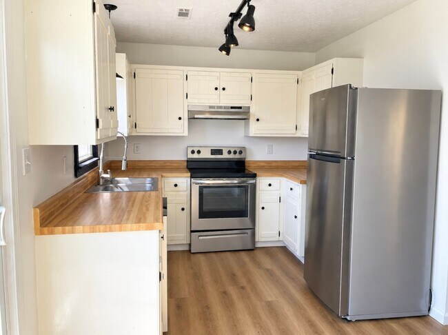 Building Photo - 99 Moss Creek Dr