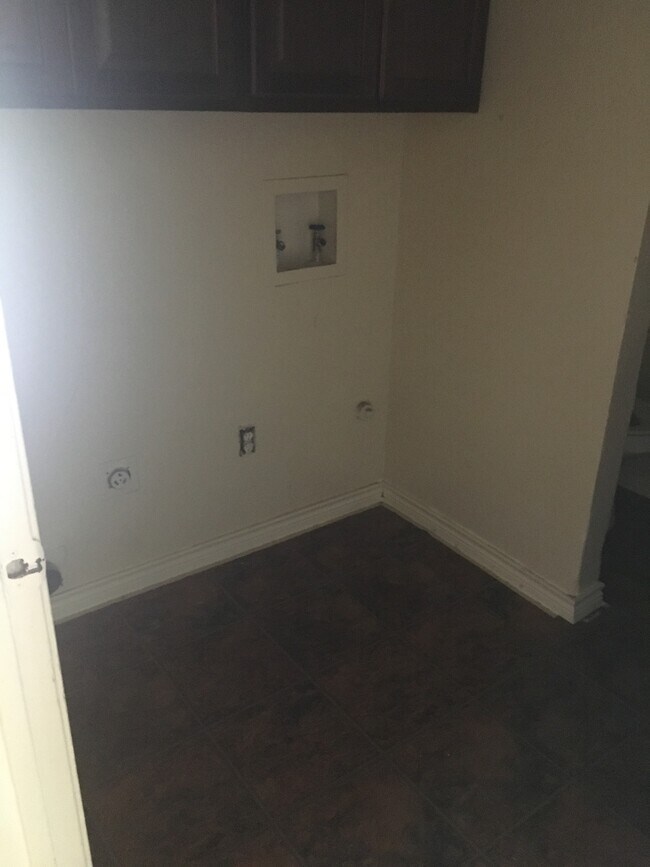 Building Photo - Cute 3/2 Duplex