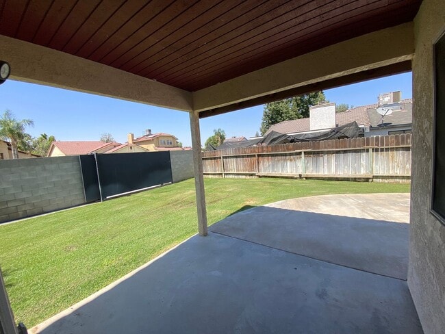 Building Photo - Newley Remodeled 3 BD 2 BA house on corner...