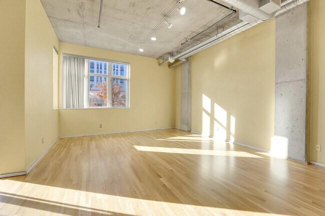 Building Photo - $2,350 - Urban 2 bed 2 bath Condo in Golde...