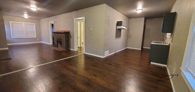 Building Photo - Section 8 Accepted 2 Bedroom Brick Home