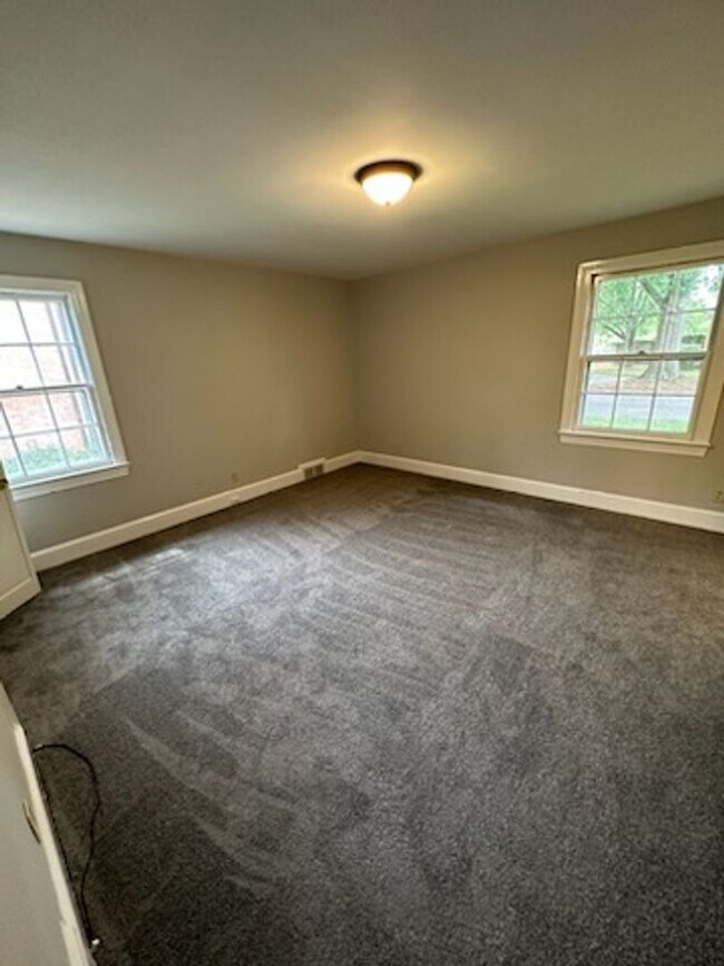 Building Photo - 2670 Grosvenor Pl