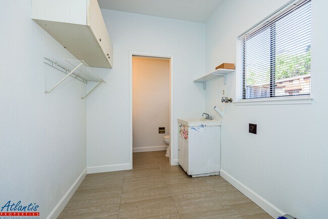 Building Photo - Beautiful Townhouse | Remodeled | Private ...