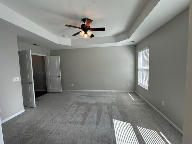 Building Photo - 450 Delmont Dr