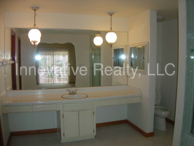 Building Photo - 2351 Woodcrest Dr