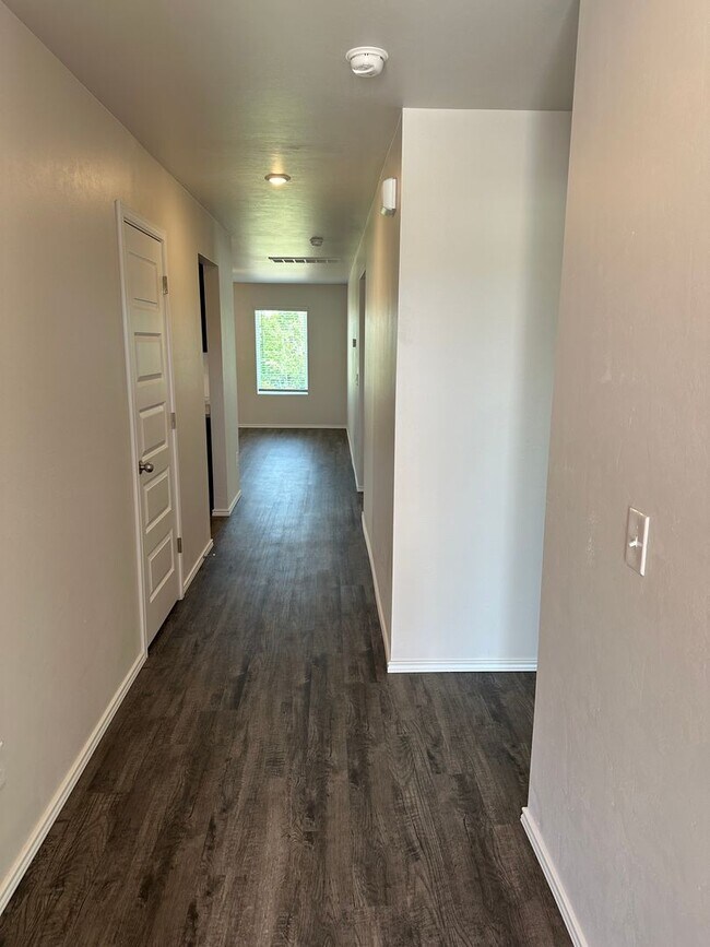 Building Photo - Three Bedroom | Two Bath Home in Shadow Valley