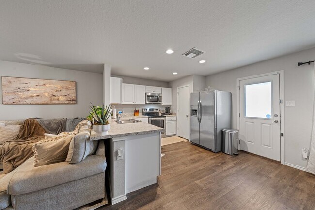 Building Photo - Spacious 3-Bed Home with Pool Access, Trails, and Fenced Yard in Converse