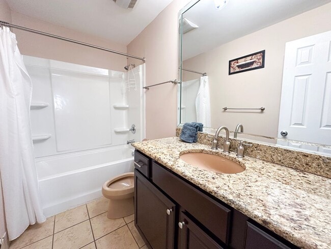 Building Photo - Unfurnished 2 Bedroom Townhome Near the Be...