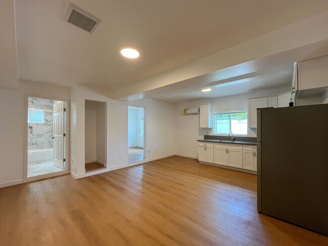 Interior Photo - 905 Gaviota Ave, Long Beach, CA 90813