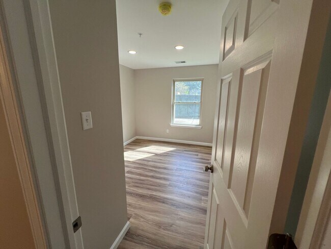 Building Photo - 3-Bedroom, 2-Bathroom Apartment on Bloomington's Eastside