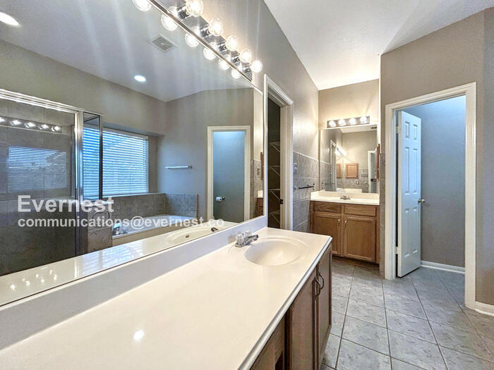 Building Photo - 2422 Cadara Woods