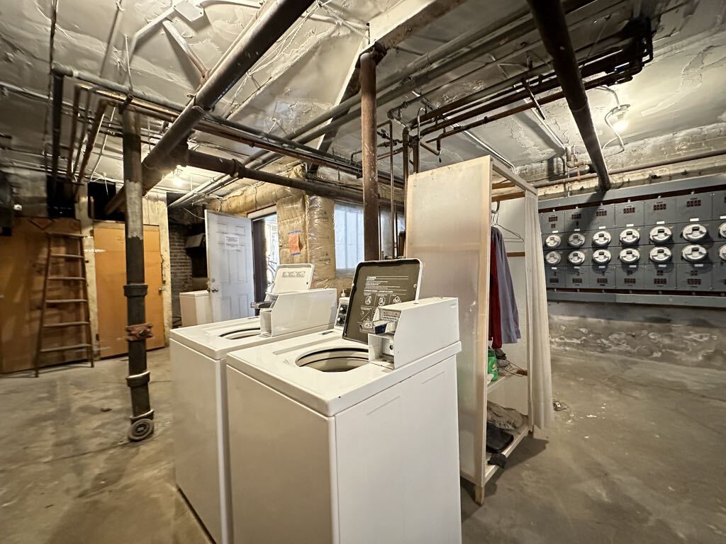 Building Photo - 2629 W Ainslie St