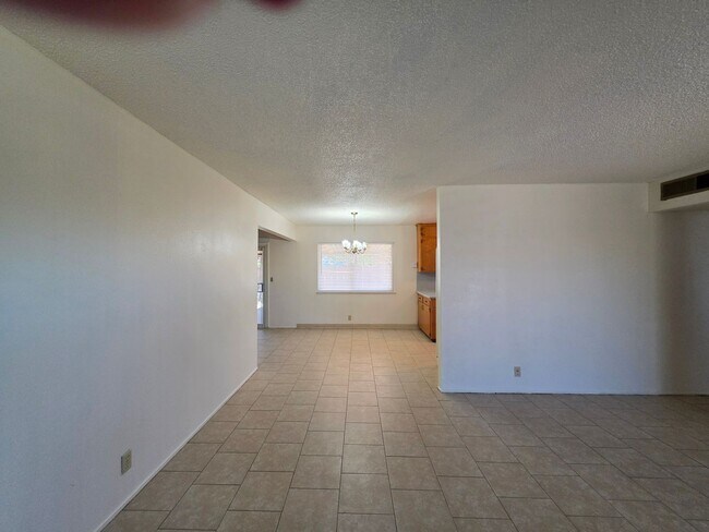 Building Photo - Spacious Home!!