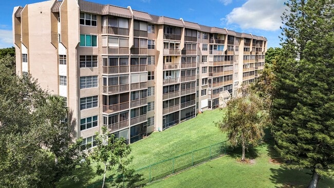 Building Photo - Gorgeous 2 bedroom 2  Condo in Boca Raton across from Nova University