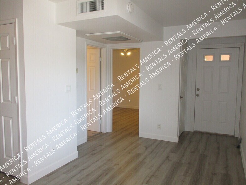 Building Photo - 330 S Beck Ave