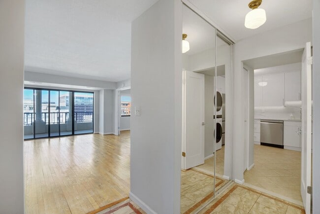 Building Photo - 1600 N Oak St