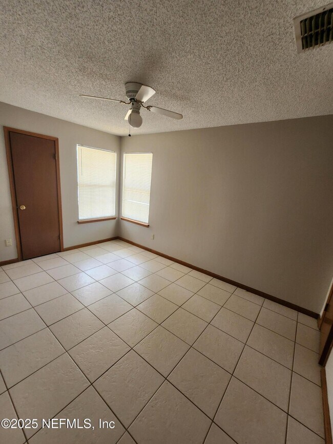 Building Photo - 3510 Rain Forest Dr W