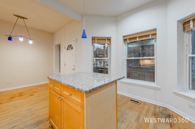 Building Photo - 1017 W Dakin St