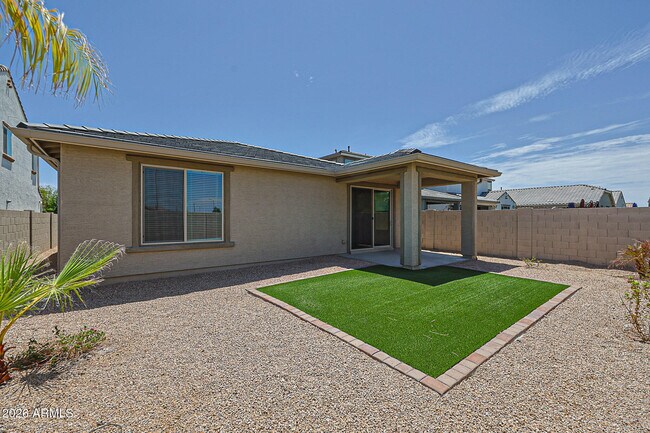 Building Photo - 9018 W San Miguel Ave
