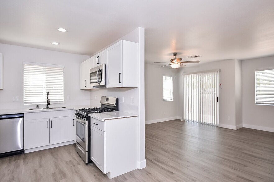Building Photo - 5151 Souvenir Ln