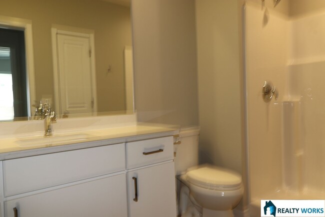 Building Photo - Charming 4-Bed 2.5-Bath Townhome