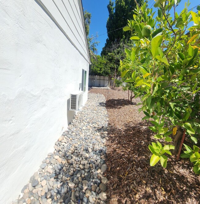 Building Photo - 7 Bedroom 3 bath home close to POLY!!!!