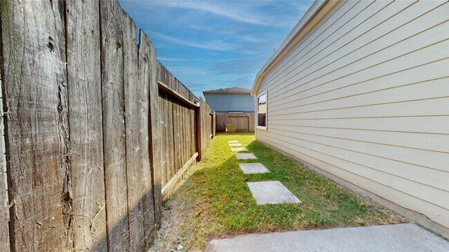 Building Photo - 16611 Cheshire Grove Ln