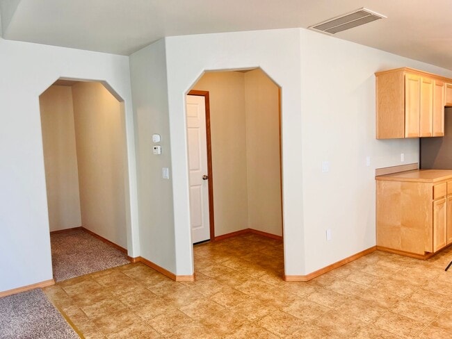 Building Photo - Enormous 4 Bed 2.5Bath + Bonus Room Great Lacey Neighborhood