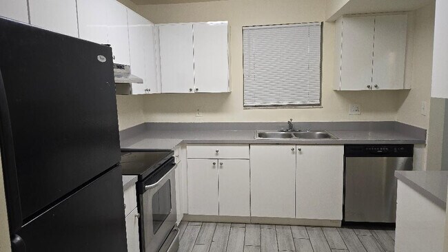 Building Photo - 2810 Riverside Dr