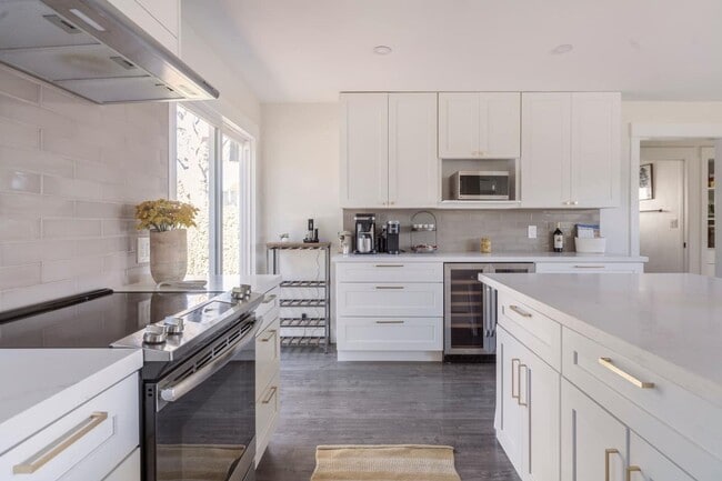 Building Photo - Renovated Two Bedroom West Napa Bungalow