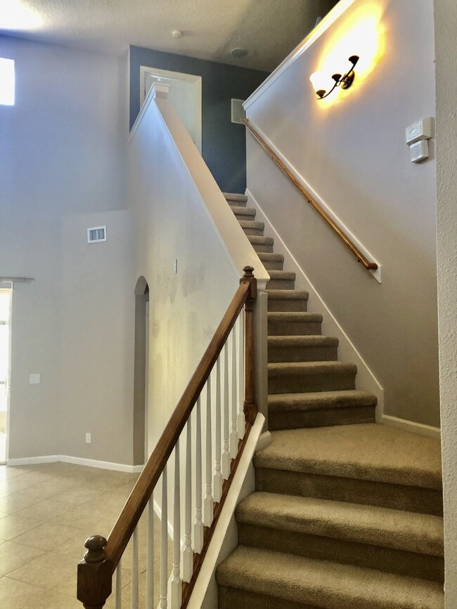 Building Photo - A gorgeous 4 Bedroom 2.5 Baths For Rent