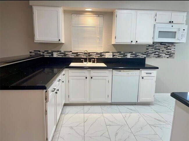 Building Photo - 5030 Valleyview Dr