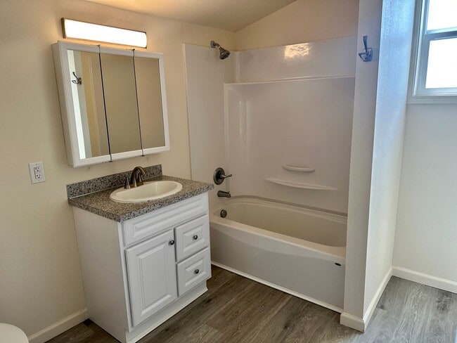 Building Photo - PRELEASING: Available September 2026! 3 bdrm/1 bath House!