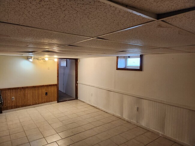 Building Photo - 648 E Scott St