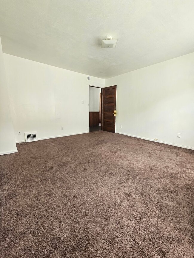 Building Photo - 3690 E 57th St