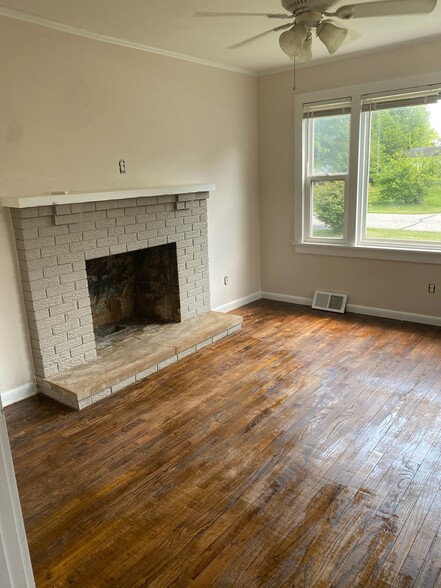 Building Photo - 319 Pleasant St