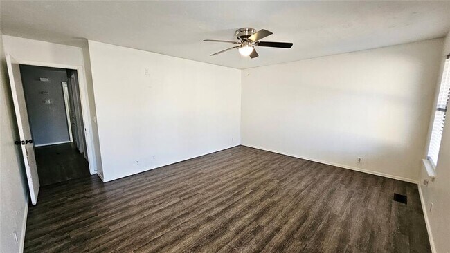 Building Photo - 9005 Tracy Dr