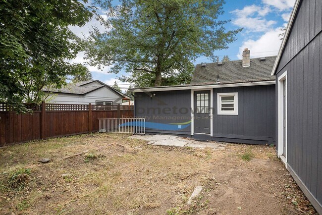 Building Photo - 2 Bed 1 Bath Home w/Detached Garage Close ...