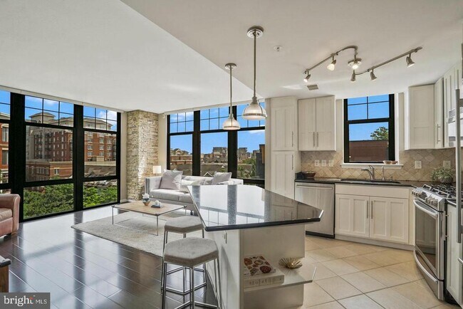 Building Photo - 1021 N Garfield St