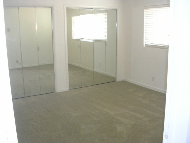 Bedroom closets - 914 Lincoln Blvd