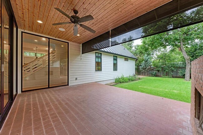 Building Photo - 1707 W St Johns Ave