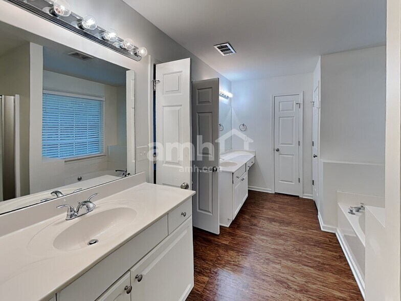 Building Photo - 204 Hunters Ter